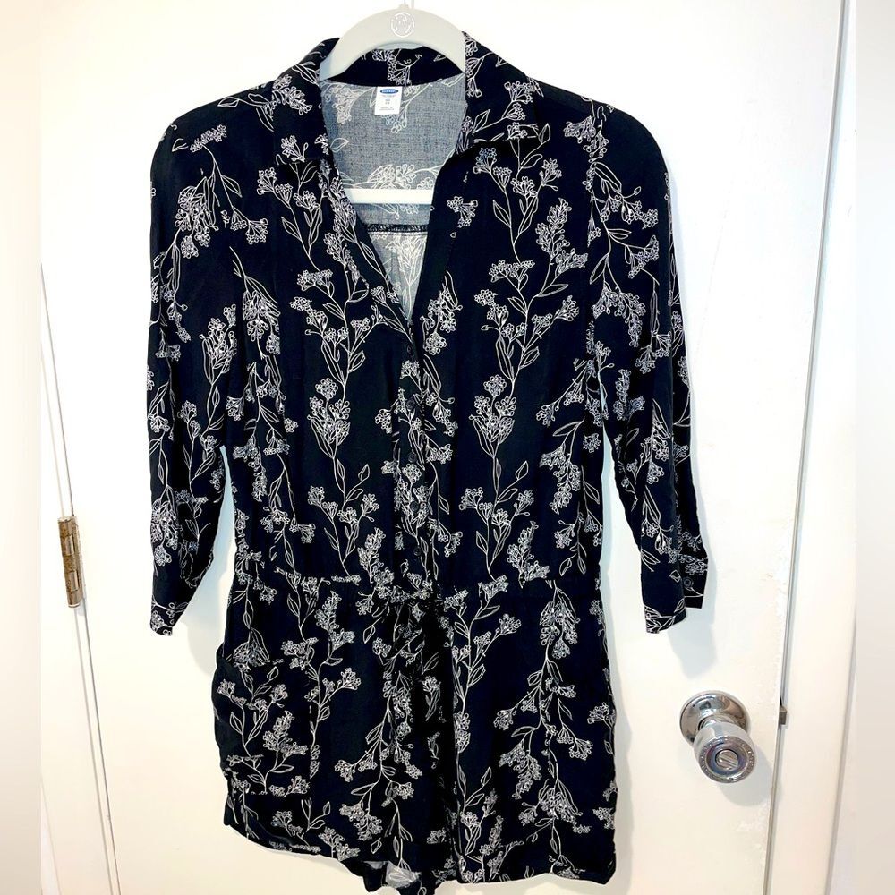 Old Navy Womans Romper Size XS Black And White Floral Pockets and drawstring